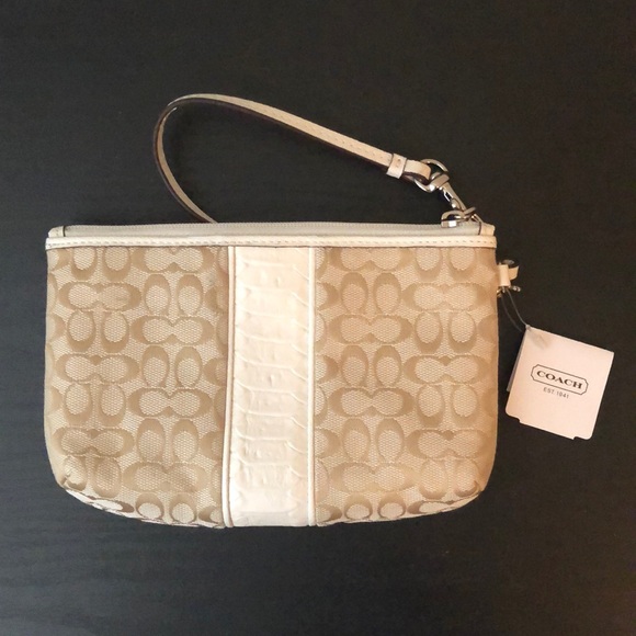 Coach wristlet with tags - Picture 3 of 5